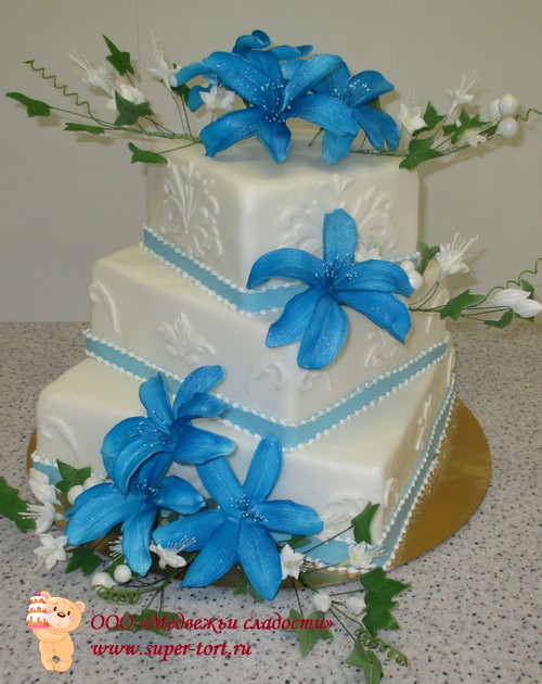 Свадебный торт с голубыми лилями